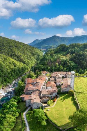 Vertikale Luftaufnahme von Cornello dei Tasso, einem alten Dorf im Brembana-Tal, Provinz Bergamo, Lombardei, 