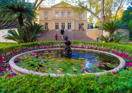 Téléchargez les photos : MALAGA, ESPAGNE - 13 NOVEMBRE 2022 : Belle vue fontaine sur le Jardin Botanique de Malaga - en image libre de droit