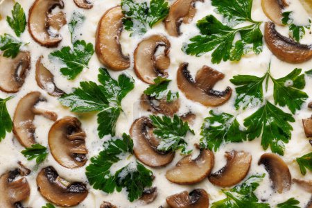 Téléchargez les photos : Macro remplissage sur quiche de champignons avant cuisson. Délicieux plat végétarien - en image libre de droit
