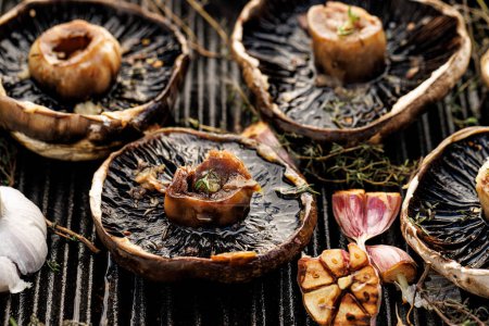 Téléchargez les photos : Champignons portobello grillés au thym et à l'ail sur une plaque de cuisson en fonte, gros plan - en image libre de droit