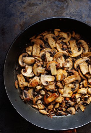 Téléchargez les photos : Champignons frits, champignons dans une casserole, vue rapprochée - en image libre de droit