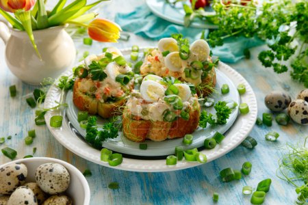Téléchargez les photos : Sandwichs avec l'ajout de salade de légumes traditionnels, oeufs de caille et oignons verts frais. Une idée pour un petit déjeuner de Pâques - en image libre de droit