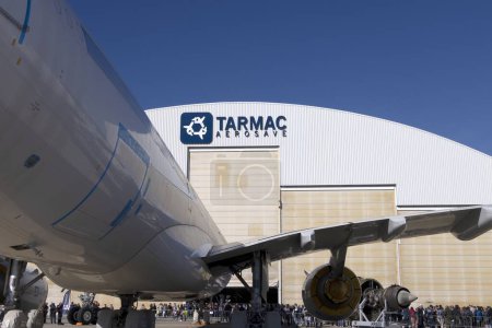 Téléchargez les photos : Teruel, Espagne 03-25-2023 vue d'un avion, un avion Airbus a330 de la queue avec le logo dans un hangar de la société internationale Tarmac - en image libre de droit