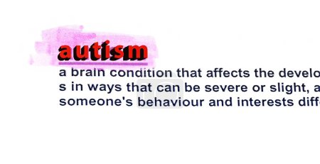 Foto de Definición en inglés de la palabra autismo, un tipo de trastorno mental, resaltado en rojo sobre fondo blanco, psicología y psiquiatría. - Imagen libre de derechos