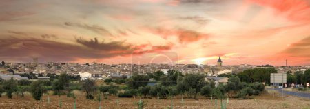 Téléchargez les photos : Vue panoramique au coucher du soleil de Tarazona de la Mancha, ville viticole de La Mancha dans la province d'Albacete, Castille La Mancha, Espagne - en image libre de droit