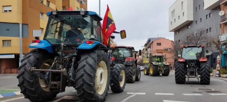 Téléchargez les photos : Teruel, Espagne, 08-02-2024 Manifestation et concentration dans les rues de nombreux tracteurs pour protester contre la situation de la campagne espagnole - en image libre de droit