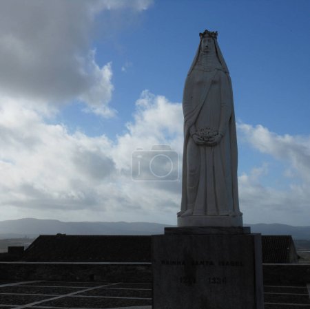 Foto de ESTREMOZ, Portugal - 23 de octubre de 2022: Estatua en homenaje a la reina Isabel de Portugal en el castillo de Estremoz - Imagen libre de derechos
