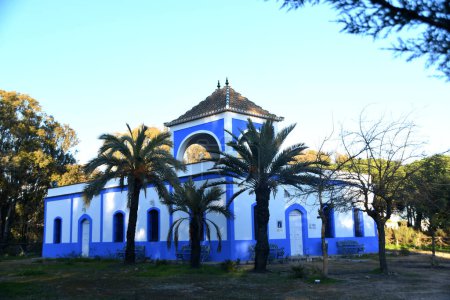 Téléchargez les photos : Petite maison bleue près de la plage à Isla Cristina, Huelva, Espagne - en image libre de droit