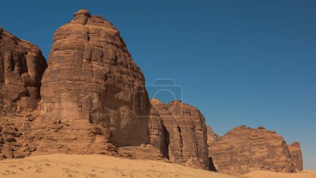 Riesige runde Steinmonolithen in der Wüste Saudi Arabiens