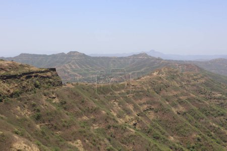 Colinas secas que rodean el Fuerte Sinhagad Explorando los alrededores del Fuerte Sinhagad en Pune