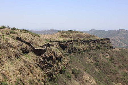 Colinas secas que rodean el Fuerte Sinhagad Explorando los alrededores del Fuerte Sinhagad en Pune