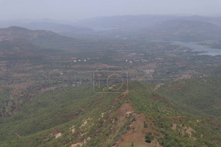 Green Hills que rodea el Fuerte Sinhagad Explorando los alrededores del Fuerte Sinhagad en Pune
