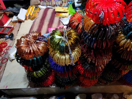 Un paquete de brazaletes de colores a la venta a lo largo de la carretera en un pueblo indio Explorar brazaletes de lujo