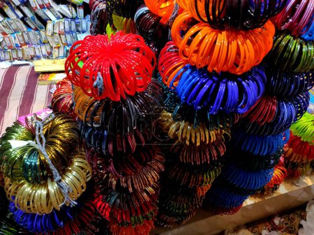Un paquete de pulseras de colores a la venta a lo largo de la carretera en un pueblo indio Explorar Fancy Indian Bangles