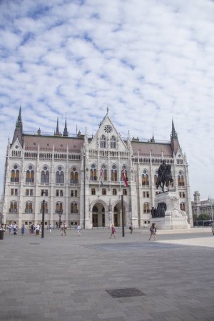 Téléchargez les photos : Statue équestre de Gyula Andrassy sur la place Lajos Kossuth devant le Parlement hongrois à Budapest, Hongrie - en image libre de droit