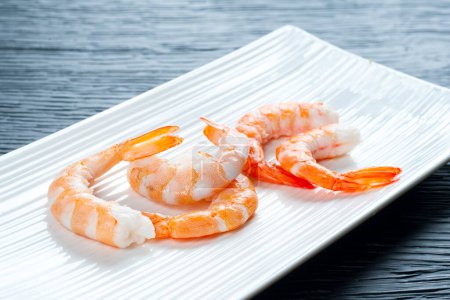 Téléchargez les photos : Savoureux nettoyé crevettes sur une plaque - en image libre de droit