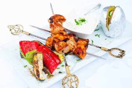 Foto de Shish taouk: shish kebab de pollo en bandeja blanca. Pollo libanés - Imagen libre de derechos
