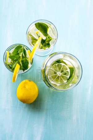 Foto de Agua de frutas con limón, lima, pepino y menta en jarra de vidrio - Imagen libre de derechos