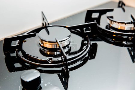 Téléchargez les photos : Brûleurs sur la cuisinière à gaz dans la cuisine - en image libre de droit
