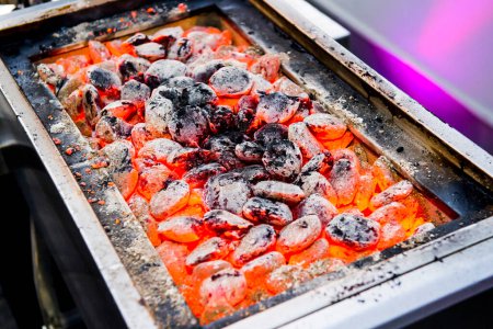 Téléchargez les photos : Préparation pour le barbecue au charbon de bois extérieur - en image libre de droit