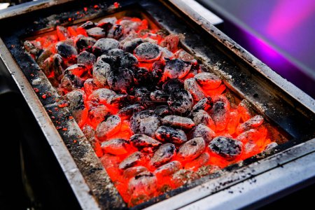 Téléchargez les photos : Préparation pour le barbecue au charbon de bois extérieur - en image libre de droit