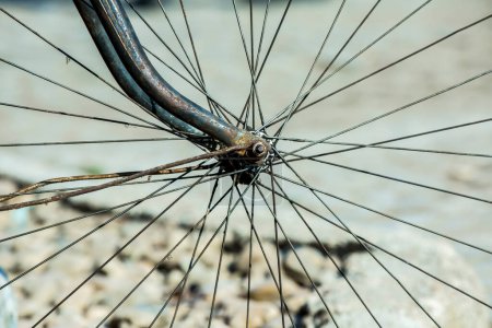 Téléchargez les photos : Roue de gros plan d'un vieux vélo rétro - en image libre de droit