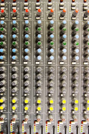 Foto de Panel de control de audio con botones - Imagen libre de derechos