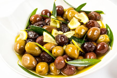 Téléchargez les photos : Bols avec genre de trois types d'olives - en image libre de droit
