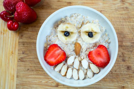 Foto de Gachas de desayuno para niños con frutas y frutos secos - Imagen libre de derechos