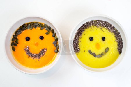 Foto de Pudín de chía. Padres en la cara con una sonrisa. Concepto de superalimentos. Para niños - Imagen libre de derechos
