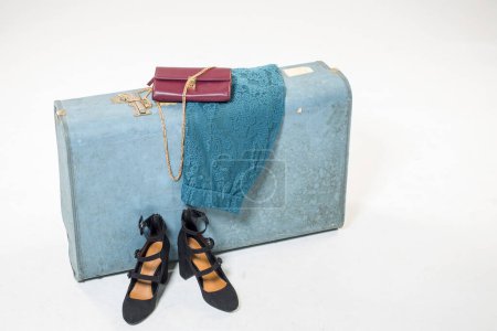 Foto de Maleta vintage, zapatos negros y vestido morado - Imagen libre de derechos