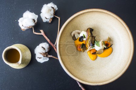 Téléchargez les photos : Ricotta gnocchi au céleri, champignons portobello et sauce à la sauge avec Supra - en image libre de droit