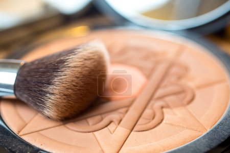 Téléchargez les photos : Brosse de maquillage sur une poudre de maquillage - en image libre de droit
