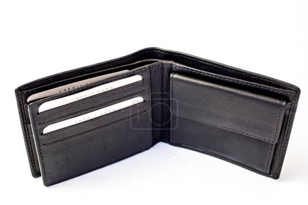 Téléchargez les photos : Portefeuille en cuir noir avec de l'argent sur fond blanc - en image libre de droit