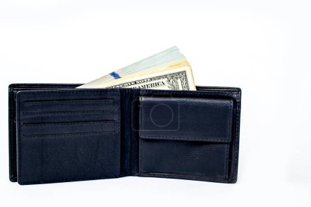 Téléchargez les photos : Portefeuille en cuir noir avec de l'argent sur fond blanc - en image libre de droit