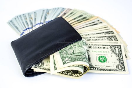 Foto de Monedero de cuero negro con dinero en un fondo blanco - Imagen libre de derechos