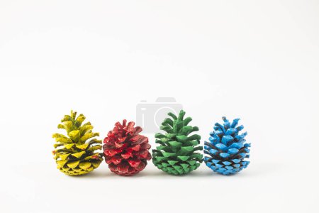 Téléchargez les photos : Ensemble de cônes de pin jaune, vert, bleu et rouge isolés sur fond blanc - en image libre de droit