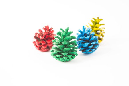 Téléchargez les photos : Ensemble de cônes de pin jaune, vert, bleu et rouge isolés sur fond blanc - en image libre de droit