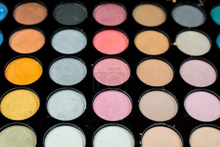 Téléchargez les photos : Ensemble de couleurs de maquillage colorées - en image libre de droit