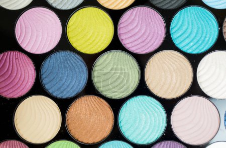 Téléchargez les photos : Ensemble de couleurs de maquillage colorées - en image libre de droit