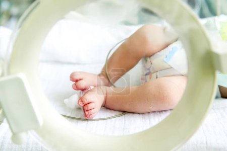 Foto de Niño recién nacido cubierto de vértigo dentro de la incubadora - Imagen libre de derechos