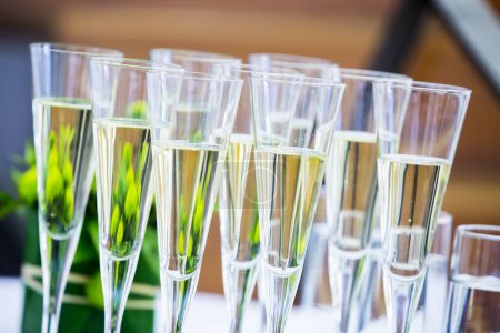 Téléchargez les photos : Champagne en verres sur fond flou - en image libre de droit
