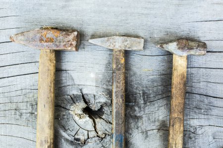 Téléchargez les photos : Ensemble de marteaux sur fond bois - en image libre de droit