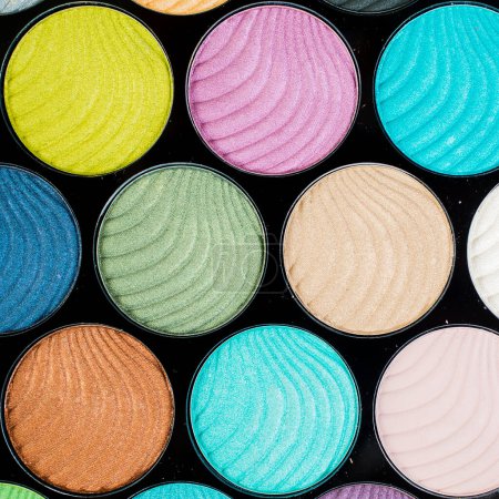 Téléchargez les photos : Ensemble de différentes couleurs de maquillage - en image libre de droit