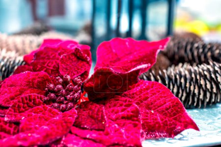 Foto de Arreglo de Navidad de flor roja, candelabro vintage y conos de pino - Imagen libre de derechos