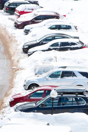 Foto de Invierno cubierto de nieve coches y carretera - Imagen libre de derechos