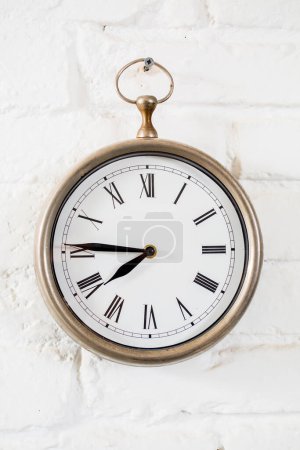 Téléchargez les photos : Grande montre de poche. horloge en métal sur mur blanc - en image libre de droit