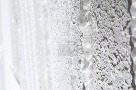 Foto de Cristales de hielo en la pared blanca - Imagen libre de derechos
