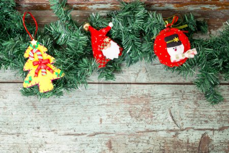 Téléchargez les photos : Fond en bois de Noël avec branches de sapin - en image libre de droit