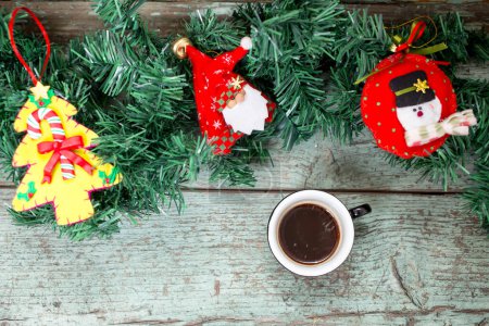 Foto de Arreglo de follaje de invierno de Navidad con taza de café. Fondo de vacaciones. Navidad Bodegón de Navidad con taza de café, chocolate - Imagen libre de derechos